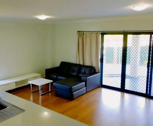 Private room with own bathroom - Photo 1