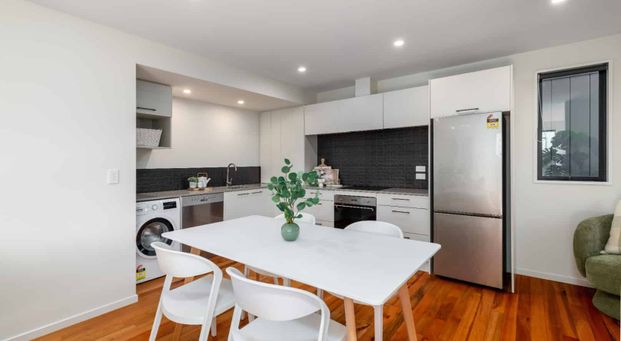 Modern Two Bedroom, Two Bathroom Townhouse - Photo 1