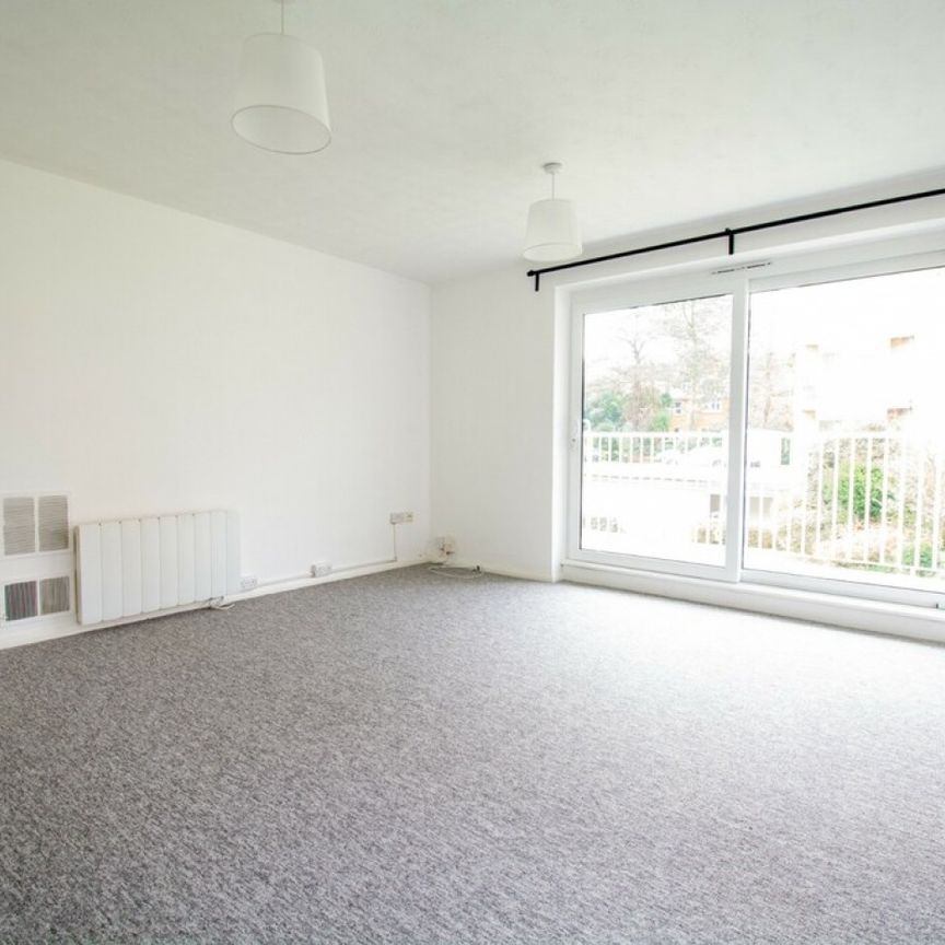 **2 Bedroom Flat in Meyrick Park** - Photo 1