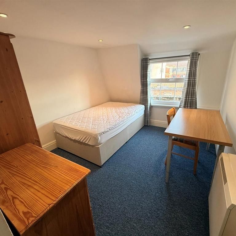 3 bedroom flat to rent - Photo 1