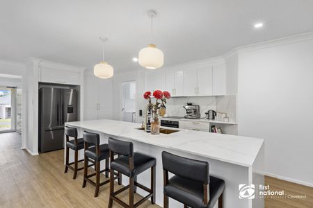 BEAUTIFUL MODERN 4 BEDROOM FAMILY HOME IN CLEVELAND - Photo 2