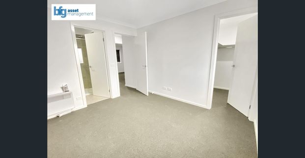 Modern & Stylish 3-Bedroom Townhouse in a Prime Location - Photo 1