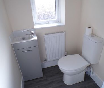 2 bedroom end of terrace house to rent - Photo 2