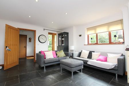 4 bedroom detached house to rent - Photo 2