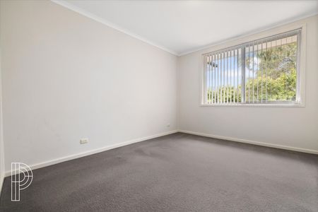 Spacious family home with separate living areas - Photo 4