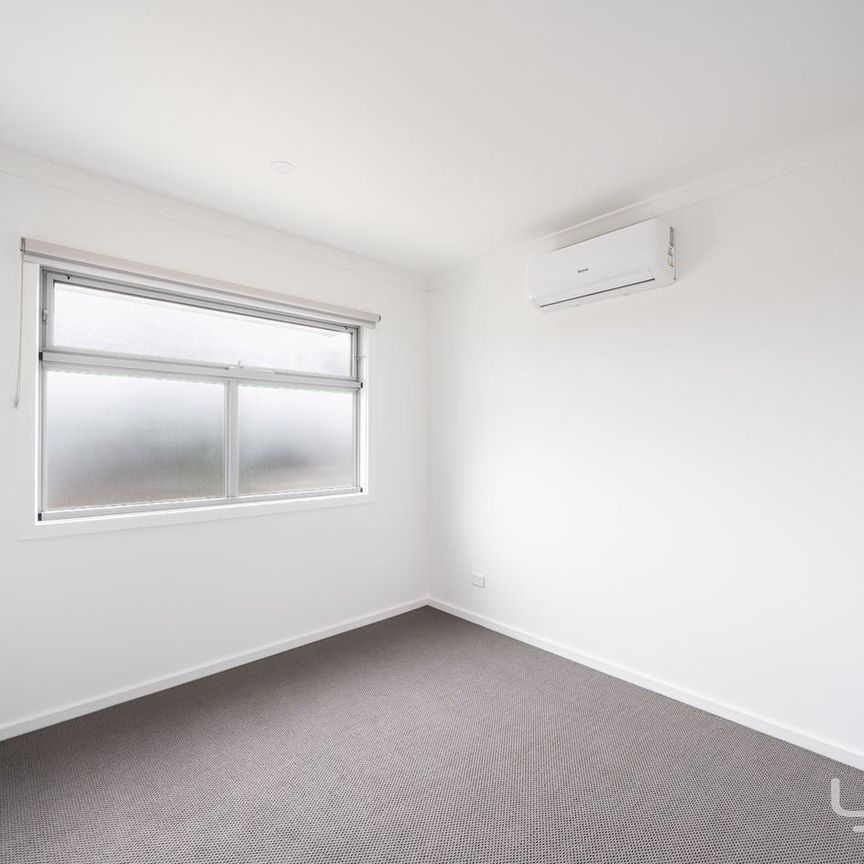 Brand New Street-Facing Townhouse in a Prime Pocket - Photo 1