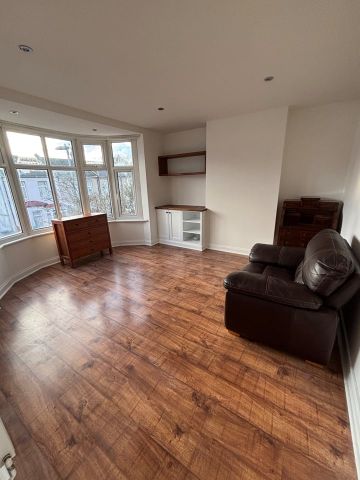 2 Bed Flat, Barking, IG11 - Photo 2