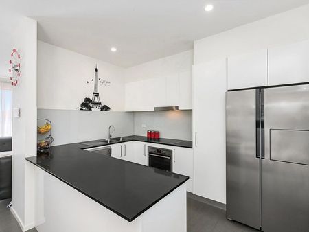 As-new residence exudes style, class and quality - Photo 4