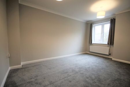 2 Bedroom Flat / Apartment - Albert Street, Fleet - Photo 4