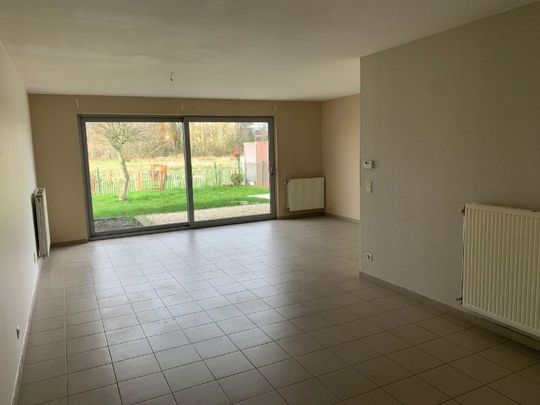 Halfopen woning met 3 slaapkamers, tuin en garage in Eeklo! - Photo 1