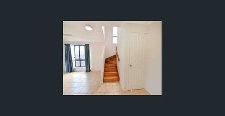 CENTRALLY LOCATED TOWNHOUSE - Photo 4