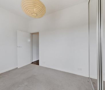 Convenient location, modern kitchen and bathroom - Photo 5