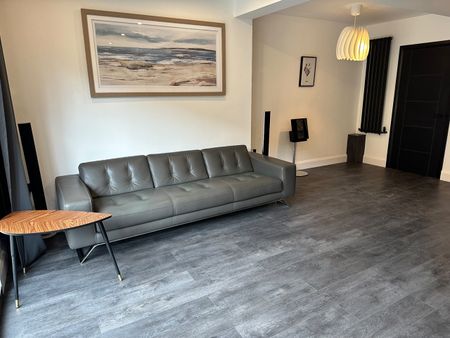 4 Bed Terraced House, Tenbury Court, SW2 - Photo 2