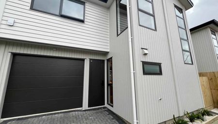 Prime Location: Modern Townhouse Near Sylvia Park! - Photo 3