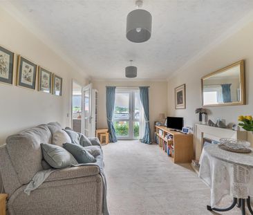 Knights Lodge, Lymington - Photo 2