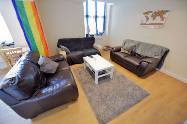2 bedroom Flat in Flat 1, Leeds - Photo 1