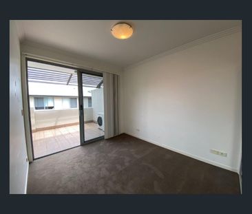 Spacious Townhouse with Ducted Air Conditioning - Photo 3