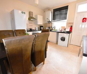 5 bedroom House in Harold Grove, Leeds - Photo 3