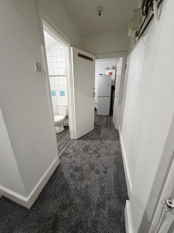 2 Bed Flat, The Warren, E12 - Photo 5