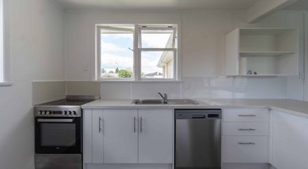 Recently Refurbished Three Bedroom - Photo 3