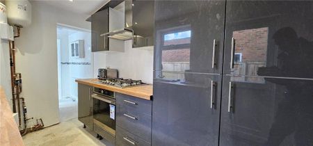 1 bedroom in a house share to rent - Photo 3