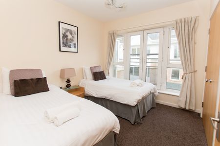 6-14 High Street, RH10 1BN - Photo 3