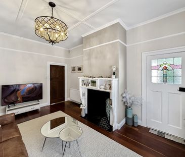 Spacious Three-Bedroom Villa with Two Living Areas - Photo 2
