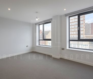 Modern Three Bedroom Modern Apartment – Foster Street, London, NW4 2FB - Photo 3