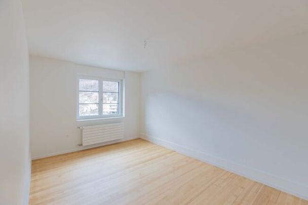 Spacious living room with exclusive finishes - Photo 1