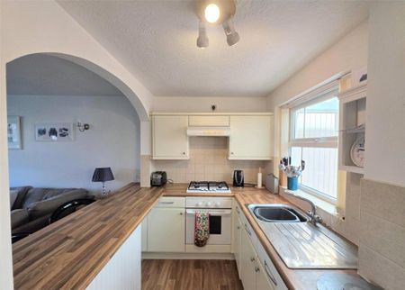 2 bedroom end of terrace house to rent - Photo 3