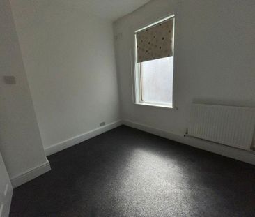 3 bedroom flat to rent - Photo 3