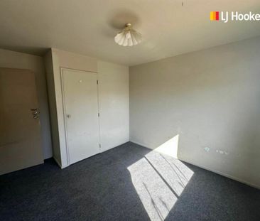 Tidy 4 bedrooom flat - Photo 1