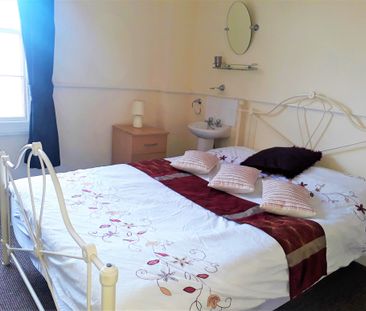 Fantastic house near town centre, hospital, shops and theatre, - Photo 3