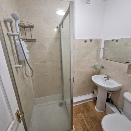 1 bedroom in a flat share to rent - Photo 3