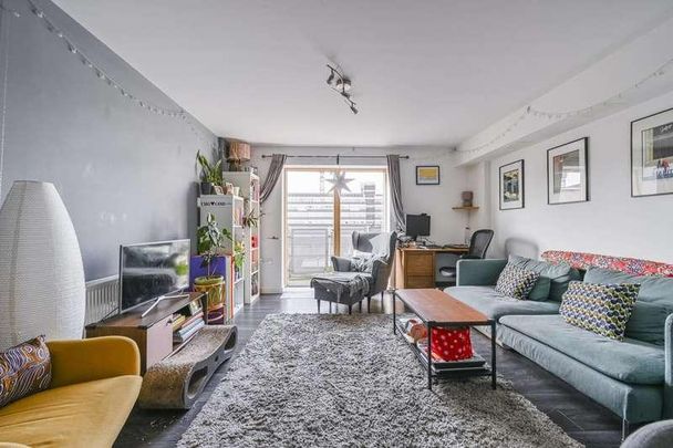 Clock View Crescent, Islington, N7 - Photo 1