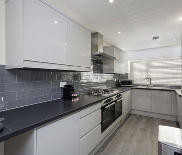 Beautiful new shared house in walking distance to QA Hospital Room 2 - Photo 3