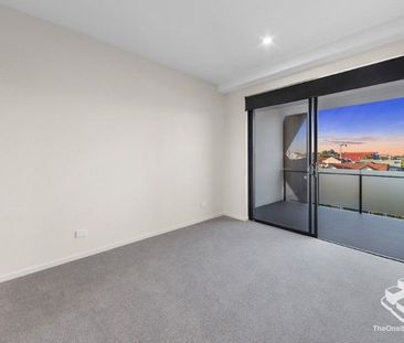 SPACIOUS TWO-BEDROOM APARTMENT IN WINDSOR! - Photo 4