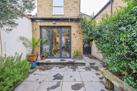 4 bedroom end of terrace house to rent - Photo 2