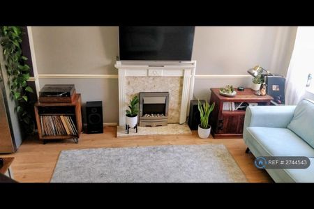 3 bedroom semi-detached house to rent - Photo 4