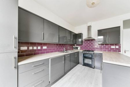 3 bedroom flat to rent - Photo 3
