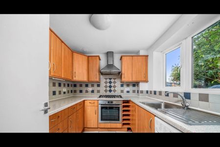 3 Bed Semi-Detached House, Marshalls Close, N11 - Photo 5