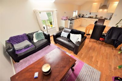 3 bedroom Flat in Kensington Terrace, Leeds - Photo 1