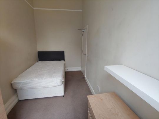 4 bedroom flat to rent - Photo 1
