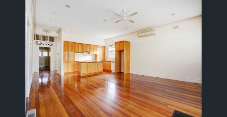 FAMILY HOME COMBINING PERIOD CHARM WITH MODERN LIVING - Photo 2