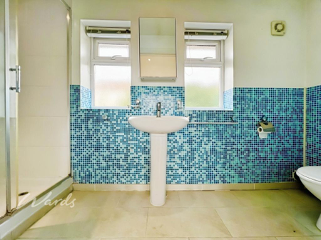 3 bedroom end of terrace house to rent - Photo 2