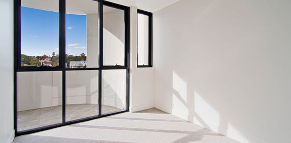 Immaculate, Sunlit One Bedroom Apartment - Photo 2