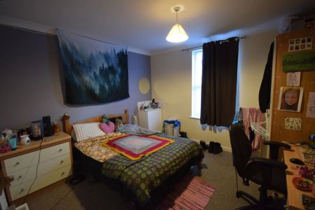 To Rent Wycliffe Road, Winton, Bournemouth, BH9 £2,900 pcm Tenancy Info - Photo 4