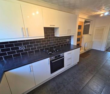 Semi detached house to rent - Photo 6