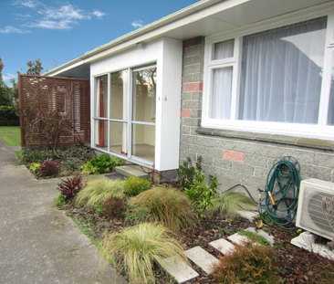 1-Bedroom Flat with Separate Kitchen and Garage - Photo 1