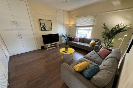 1 bedroom in a flat share to rent - Photo 3